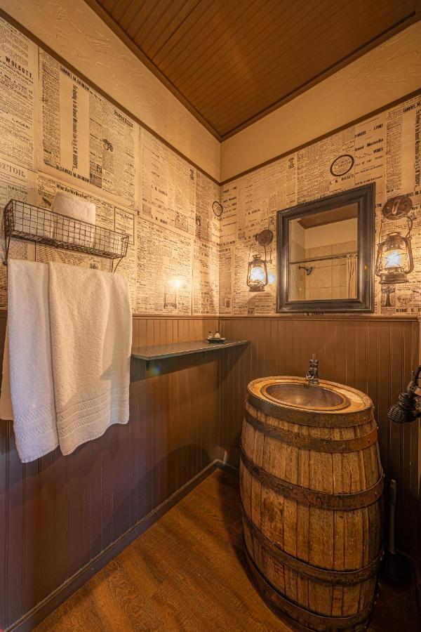 Miners Cabins #1 - Two Double Beds And Private Balcony Tombstone Bagian luar foto